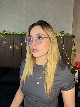 LanaMills  online show from March 6, 4:20 am