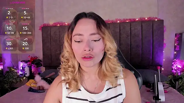 Snapshot of LanaMills_ chatting on May 28, 4:54 am LanaMills online show from May 28, 4:54 am