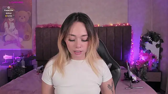 Snapshot of LanaMills_ chatting on July 10, 3:33 am LanaMills online show from July 10, 3:33 am