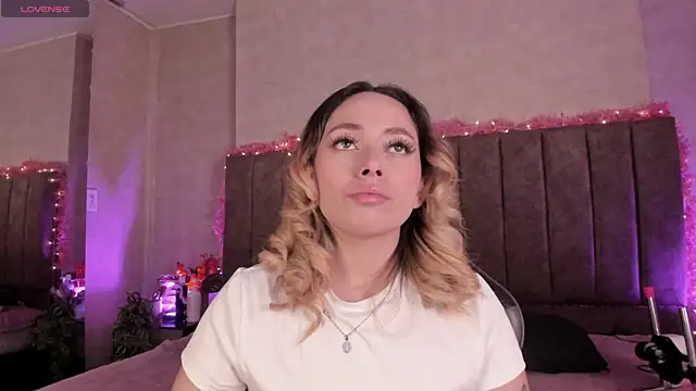 Snapshot of LanaMills_ chatting on July 14, 4:28 am LanaMills online show from July 14, 4:28 am