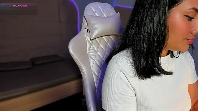 HannahMontgomery online show from December 17, 4:24 pm