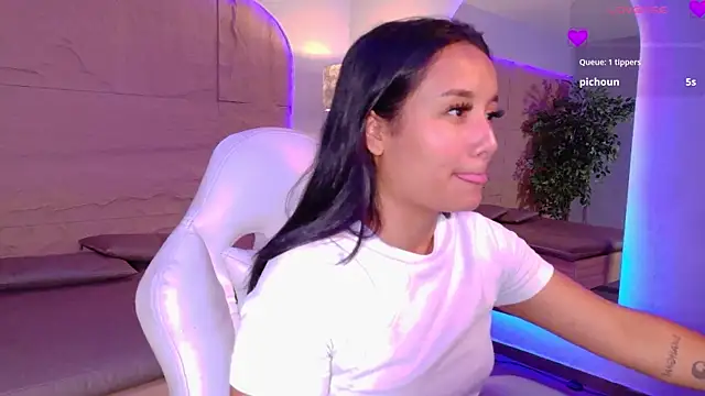 Snapshot of HannahMontgomery chatting on July 10, 4:31 pm HannahMontgomery online show from July 10, 4:31 pm