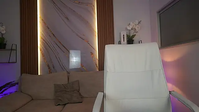 Snapshot of MilaCrave chatting on December 15, 11:36 am MilaCrave online show from December 15, 11:36 am