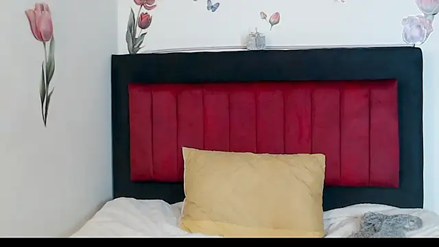 Snapshot of angelyxs chatting on December 3, 8:29 pm angelyxs online show from December 3, 8:29 pm