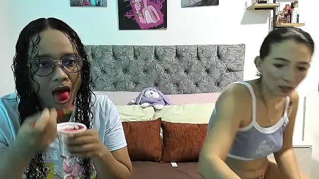Snapshot of nay_and_aleja1 chatting on May 21, 2:51 am nay and aleja1 online show from May 21, 2:51 am