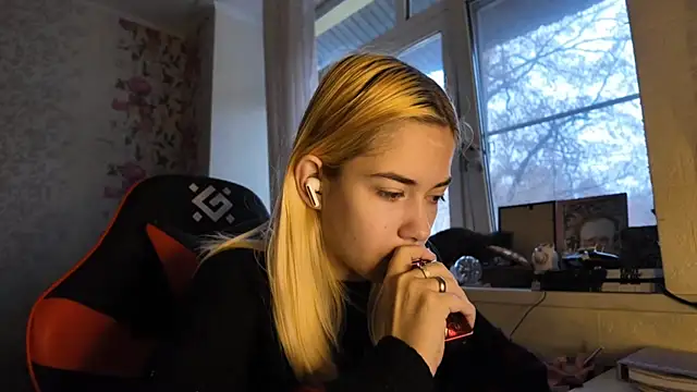 Witching Moon online show from November 21, 7:40 am