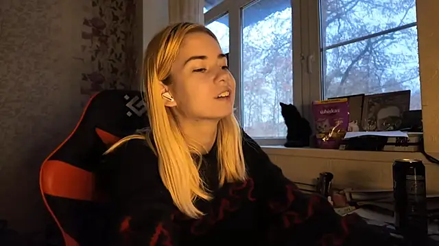 Witching Moon online show from December 3, 7:05 am