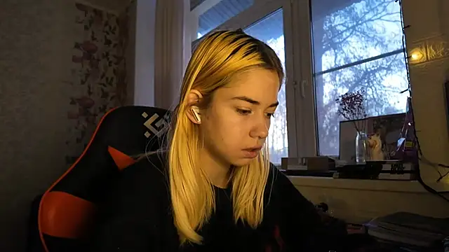 Witching Moon online show from December 15, 5:55 am