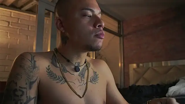 Snapshot of AlphaMasterXxx chatting on May 10, 12:49 am AlphaMasterXxx online show from May 10, 12:49 am