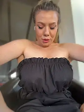 emmasweett11 online show from August 4, 2:52 pm