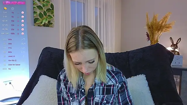 NyxaThorn online show from October 17, 2:41 pm