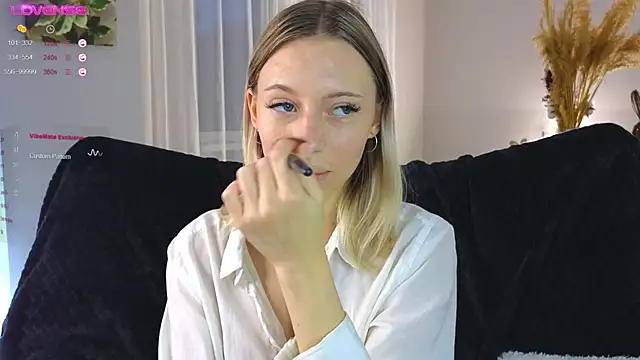 NyxaThorn online show from October 20, 2:39 pm