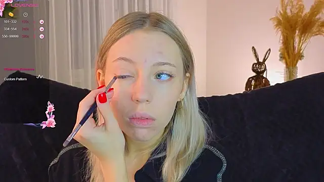 NyxaThorn online show from November 15, 2:35 pm