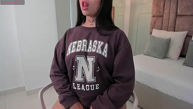 Snapshot of hannah_miltonn chatting on November 6, 9:37 pm hannah miltonn online show from November 6, 9:37 pm