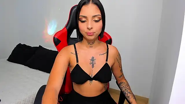 Snapshot of hannah_miltonn chatting on April 28, 7:30 pm hannah miltonn online show from April 28, 7:30 pm