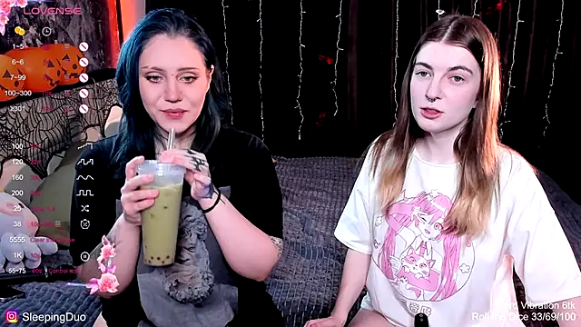 Snapshot of Threesomebabes chatting on October 27, 11:36 am Threesomebabes online show from October 27, 11:36 am