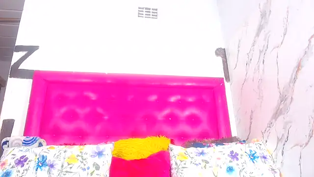 Snapshot of LoloQueen5 chatting on July 1, 8:52 pm LoloQueen5 online show from July 1, 8:52 pm
