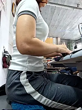 irina hana online show from December 2, 1:00 am