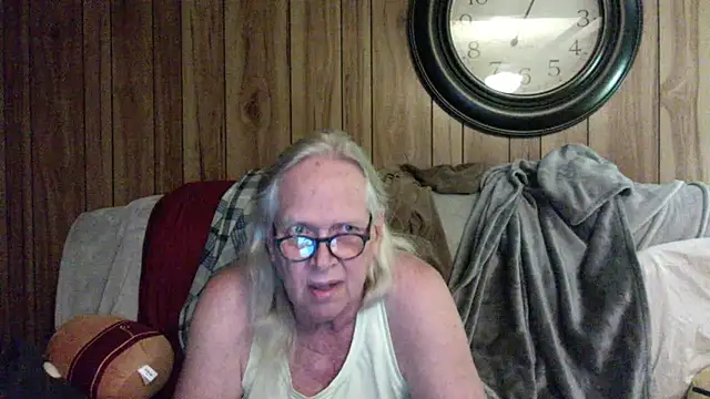 Snapshot of OldLadySara chatting on July 13, 12:57 am OldLadySara online show from July 13, 12:57 am