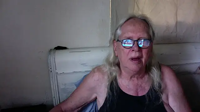 Snapshot of OldLadySara chatting on July 18, 11:52 pm OldLadySara online show from July 18, 11:52 pm