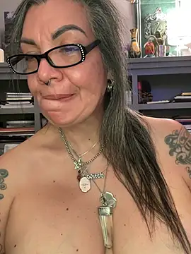 dieseldame1313 online show from August 3, 1:37 am