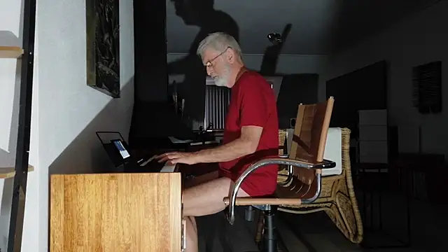 Snapshot of ewaldwillems99 chatting on November 7, 3:01 pm ewaldwillems99 online show from November 7, 3:01 pm