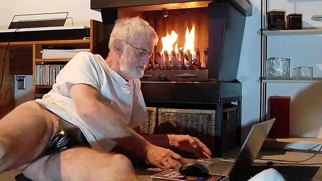 Snapshot of ewaldwillems99 chatting on December 2, 2:45 pm ewaldwillems99 online show from December 2, 2:45 pm