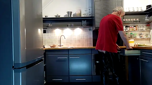 Snapshot of ewaldwillems99 chatting on December 5, 2:03 pm ewaldwillems99 online show from December 5, 2:03 pm