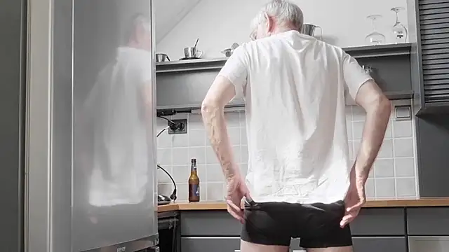 Snapshot of ewaldwillems99 chatting on April 8, 12:49 pm ewaldwillems99 online show from April 8, 12:49 pm