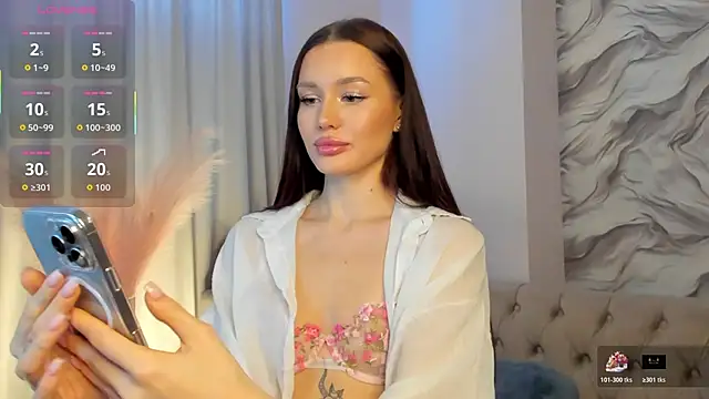 Snapshot of Aria_Mila chatting on November 3, 11:11 am Aria Mila online show from November 3, 11:11 am