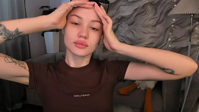 Snapshot of Aria_Mila chatting on May 13, 3:04 am Aria Mila online show from May 13, 3:04 am