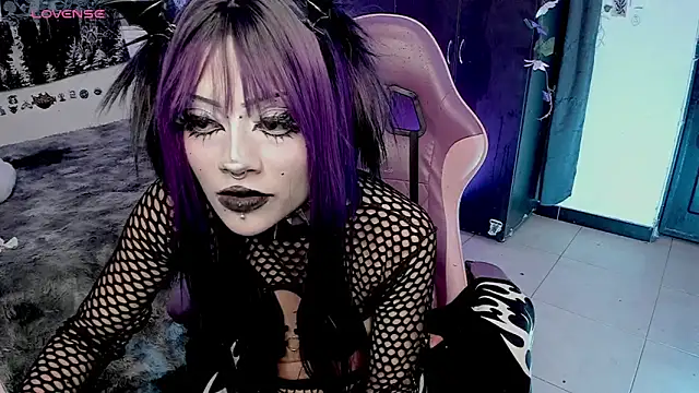 Snapshot of GothKitten666 chatting on June 21, 6:27 am GothKitten666 online show from June 21, 6:27 am