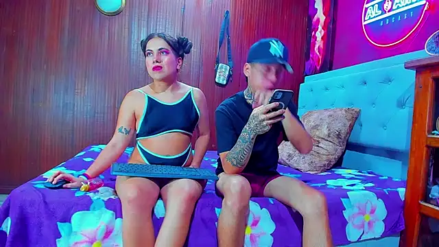 Snapshot of dereck_and_julie chatting on October 31, 3:07 am dereck and julie online show from October 31, 3:07 am