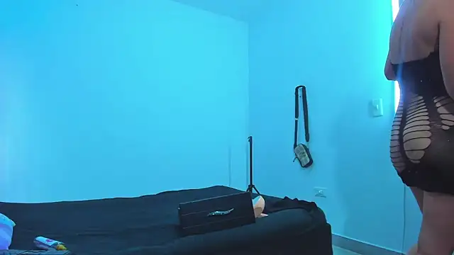 Snapshot of dereck_and_julie chatting on December 5, 6:48 pm dereck and julie online show from December 5, 6:48 pm