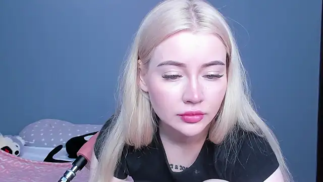Snapshot of Lillie_Berry chatting on May 12, 5:04 am Lillie Berry online show from May 12, 5:04 am