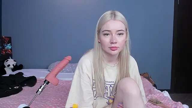 Snapshot of Lillie_Berry chatting on May 21, 5:25 am Lillie Berry online show from May 21, 5:25 am