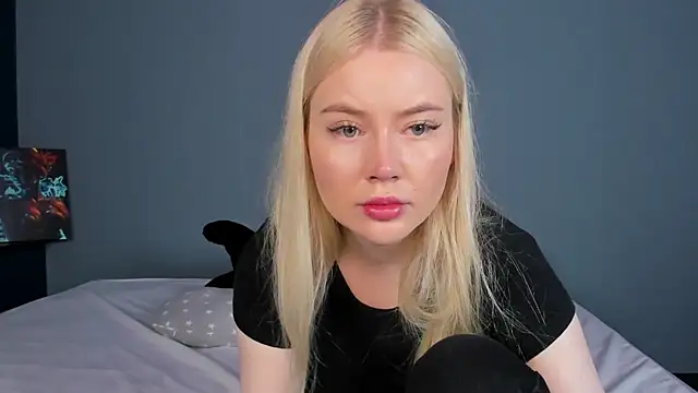 Snapshot of Lillie_Berry chatting on June 6, 4:17 am Lillie Berry online show from June 6, 4:17 am