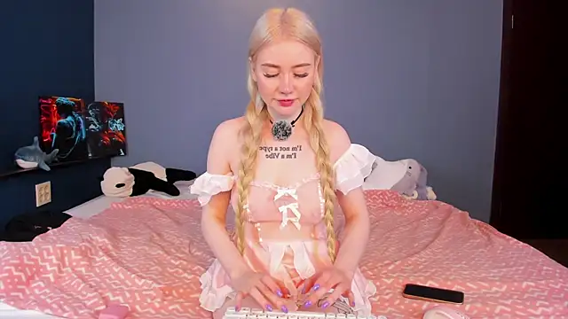 Snapshot of Lillie_Berry chatting on June 20, 5:21 am Lillie Berry online show from June 20, 5:21 am