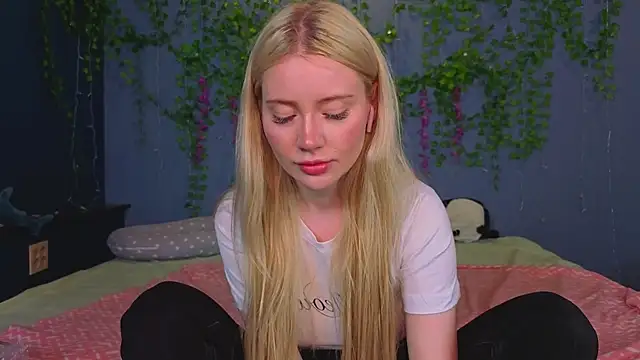 Snapshot of Lillie_Berry chatting on July 24, 4:43 am Lillie Berry online show from July 24, 4:43 am