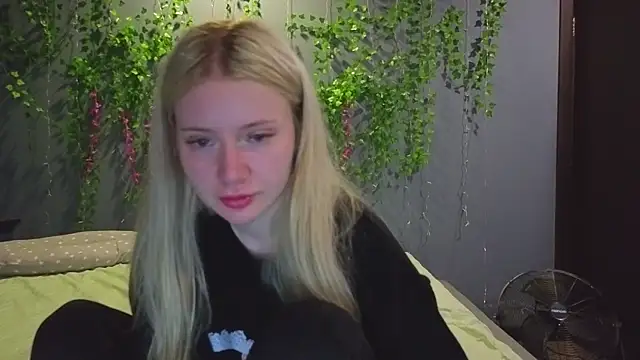 Snapshot of Lillie_Berry chatting on July 25, 4:54 am Lillie Berry online show from July 25, 4:54 am