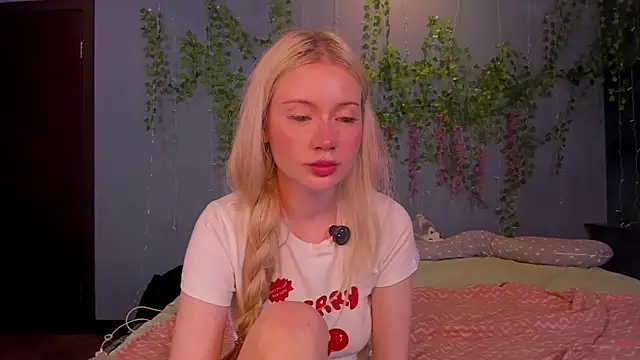 Snapshot of Lillie_Berry chatting on July 31, 5:18 am Lillie Berry online show from July 31, 5:18 am
