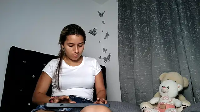 Snapshot of abella-lemus chatting on December 15, 12:15 am abella-lemus online show from December 15, 12:15 am