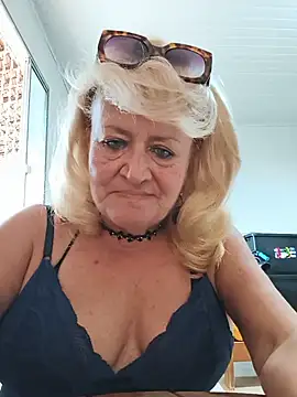Snapshot of Belladama61 chatting on May 15, 10:44 am Belladama61 online show from May 15, 10:44 am