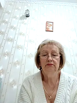 Snapshot of AlikaSwan5821 chatting on December 4, 8:17 pm AlikaSwan5821 online show from December 4, 8:17 pm