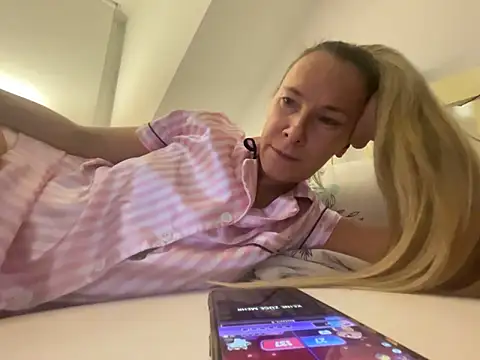 Snapshot of blondi2077 chatting on October 26, 10:04 pm blondi2077 online show from October 26, 10:04 pm