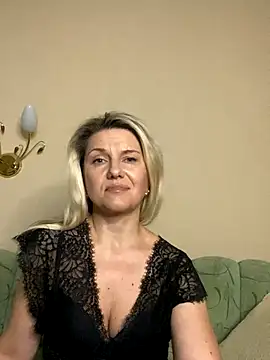 Snapshot of AliceSwan4011 chatting on November 3, 4:19 pm AliceSwan4011 online show from November 3, 4:19 pm