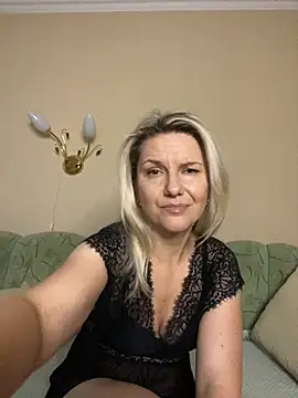 Snapshot of AliceSwan4011 chatting on November 25, 2:06 pm AliceSwan4011 online show from November 25, 2:06 pm