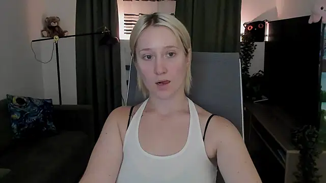 Snapshot of CinBellamy chatting on July 28, 9:37 am CinBellamy online show from July 28, 9:37 am