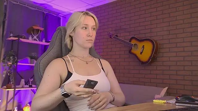 Snapshot of CinBellamy chatting on July 30, 5:28 am CinBellamy online show from July 30, 5:28 am