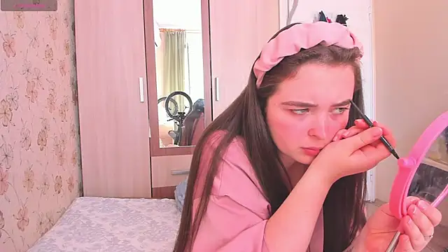 Snapshot of Alice_next_door chatting on June 2, 11:23 am Alice next door online show from June 2, 11:23 am